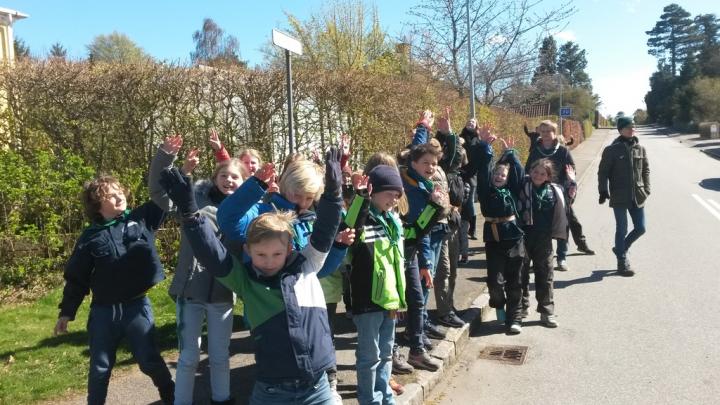 Spejdere på vej til Hørholm Kirke